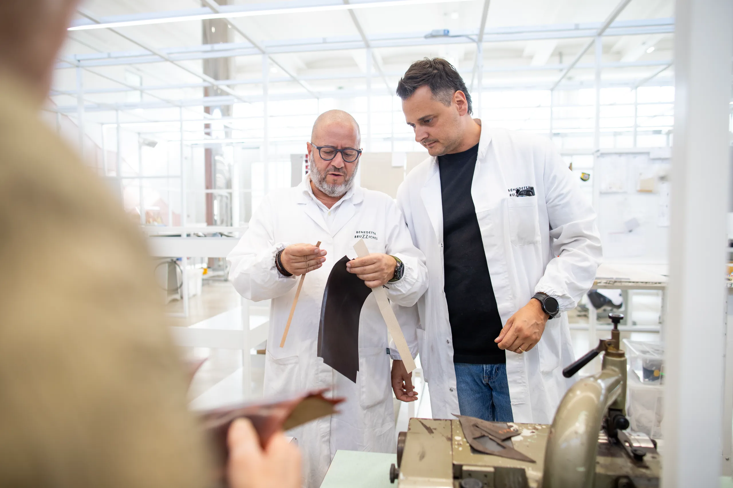 Gli insegnanti e i partecipanti del workshop di pelletteria